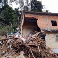 Bombeiros encontram três corpos abraçados em casa destruída em Petrópolis; imagem causou emoção nos agentes
